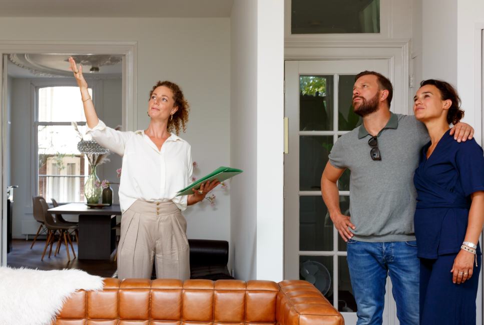 Makelaar analyseert woning